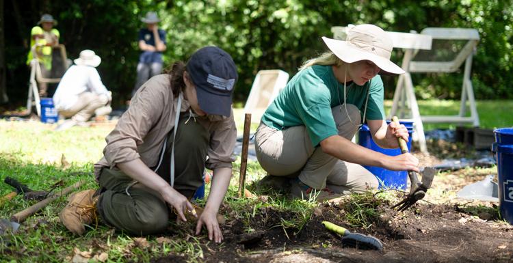 十大彩票网投平台 senior Grace Barrentine, 左, swiched her major to archaeology after taking an introductory class. She also is studying biology and plans to combine her two passions by becoming an underwater archaeologist.